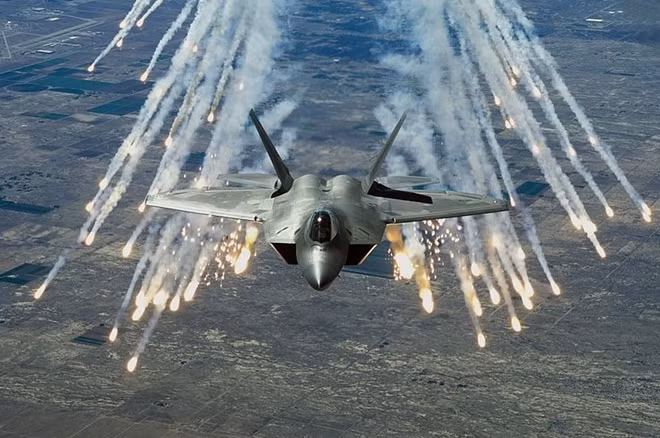 F-22 Mỹ bắn pháo sáng. Ảnh minh họa