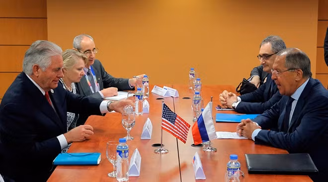Ngoại trưởng Nga Sergei Lavrov và người đồng cấp Mỹ tại cuộc gặp hôm 6-8. Ảnh: RT