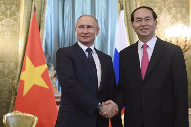 Chủ tịch nước Trần Đại Quang và Tổng thống Nga Vladimir Putin bắt tay trong cuộc gặp diễn ra tháng 6-2017. Ảnh: Reuters