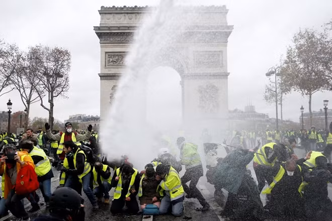 Từ Argentina, Tổng thống Emmanuel Macron cho biết, những phần tử gây bạo loạn đụng độ với cảnh sát ở Khải Hoàn Môn sẽ phải đối mặt với công lý. "Tôi sẽ luôn tôn trọng người biểu tình, lắng nghe những người phản đối, nhưng tôi sẽ không bao giờ chấp nhận bạo lực", ông Macron khẳng định. "Không có sự biện minh nào cho việc tấn công cảnh sát, cướp phá các cửa hiệu".