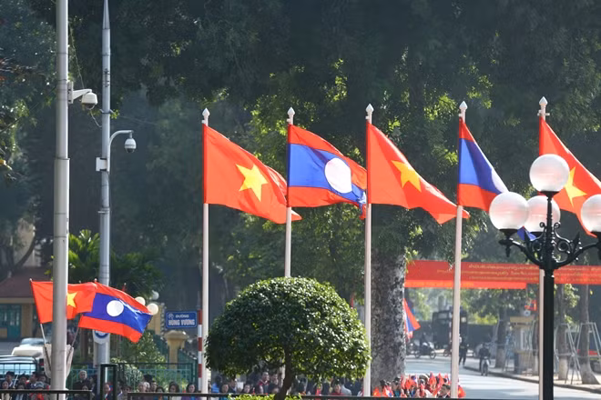 Nhận lời mời của Tổng Bí thư Nguyễn Phú Trọng và Chủ tịch nước Trần Đại Quang, Tổng Bí thư, Chủ tịch nước Lào Bounnhang Vorachith hôm nay (19-12) bắt đầu thăm hữu nghị chính thức Việt Nam. Chuyến thăm sẽ diễn ra đến hết ngày 21-12.