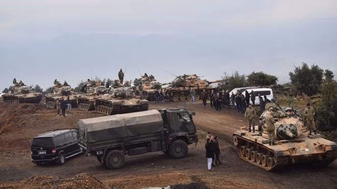 Xe tăng Thổ Nhĩ Kỳ ở khu vực sát biên giới với Syria. Ảnh: Skynews