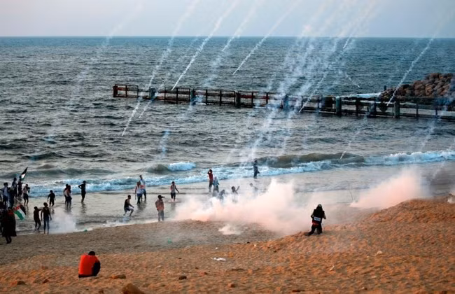 Khung cảnh hỗn loạn ở khu vực biên giới Dải Gaza và Israel. Ảnh: Getty