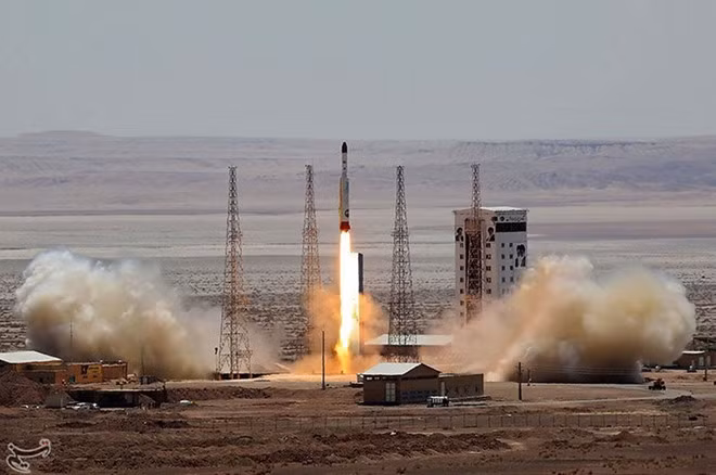 Tên lửa vũ trụ Iran cất cánh tháng 7-2017. Ảnh: ISNA