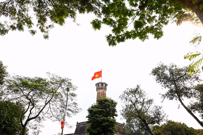 2018: Không khó để nhận ra Cột Cờ giữa những tán cây xanh mướt. Khi hỏi bất cứ ai từng sinh sống ở Hà Nội rằng điều gì ấn tượng họ nhất trên phố Điện Biên Phủ, mọi người sẽ đều nói: "Tất nhiên là Cột Cờ Hà Nội". Đi qua con phố này lần đầu dường như ai nấy đều ngước lên kỳ đài cổ kính, nơi lúc nào cũng tung bay một lá cờ trong gió.