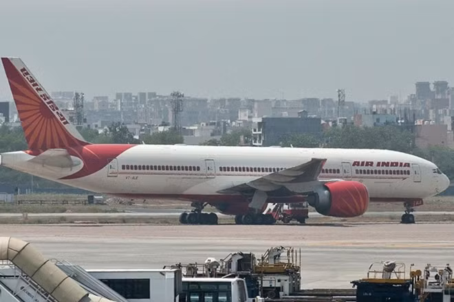 Chiếc Boeing 787 sau khi đáp xuống an toàn tại sân bay Heathrow. Ảnh: RT