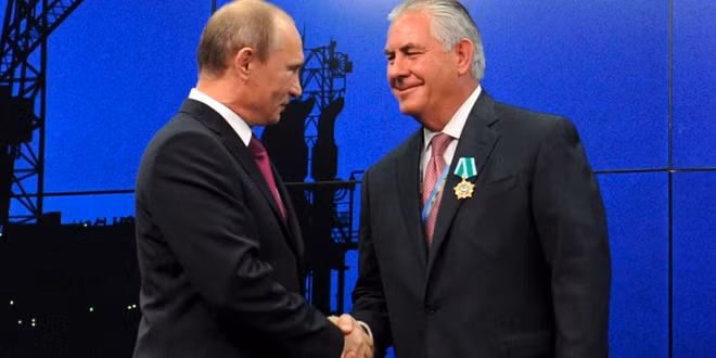 Cái bắt tay nồng ấm của Tổng thống Putin và ông Tillerson tại lễ trao tặng huân chương năm 2013. Ảnh: ITN