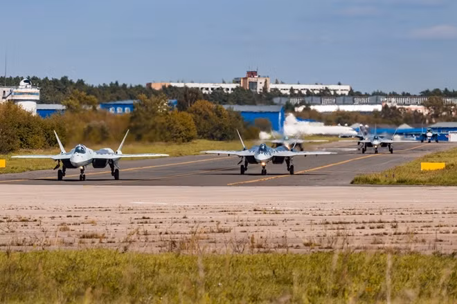 Dàn tiêm kích Su-57 cất cánh bay biểu diễn tại MAKS-2019. Ảnh: TASS
