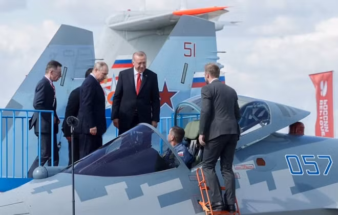 Ông Erdogan được giới thiệu về máy bay chiến đấu Su-57. Ảnh: RT