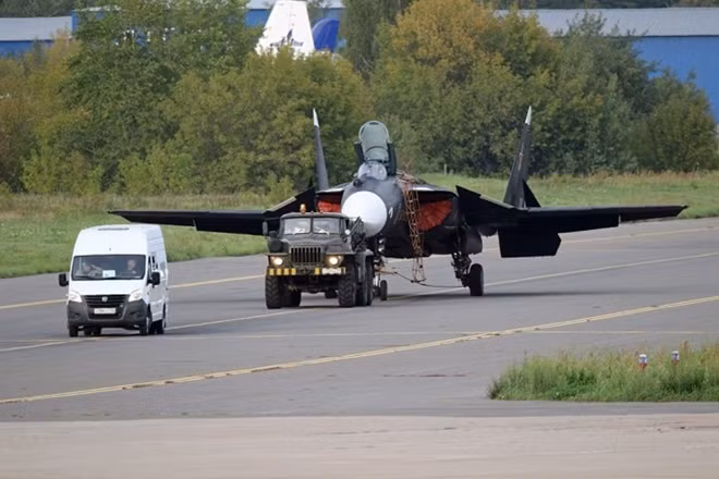 Su-47 được kéo từ đường băng đến khu trưng bày ở MAKS 2019. Ảnh: ITN