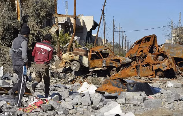 Dân thường Iraq đang mắc kẹt giữa hai làn đạn bên trong thành phố Mosul. Ảnh: EPA