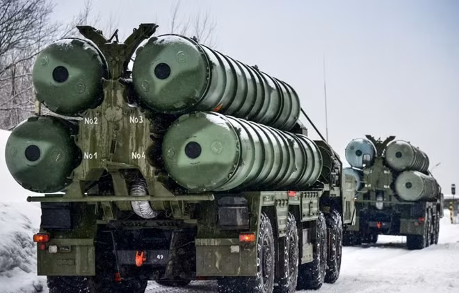 Xe tên lửa S-400 của Nga. Ảnh: ITN