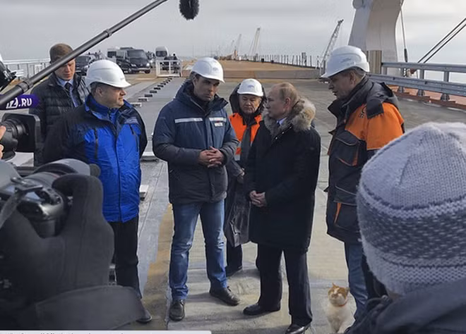 Chú mèo Mostik đứng cạnh Tổng thống Nga Putin trong một sự kiện diễn ra trước khi cây cầu được khánh thành vào hồi tháng 3-2018.