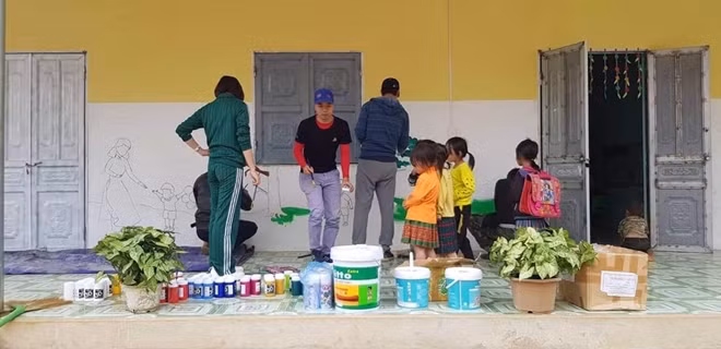 Các đoàn viên, thanh niên cùng các em nhỏ trang trí lớp học.