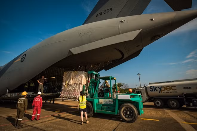 Hàng hóa được vận chuyển lên máy bay C-17. Ảnh: ĐSQ Australia