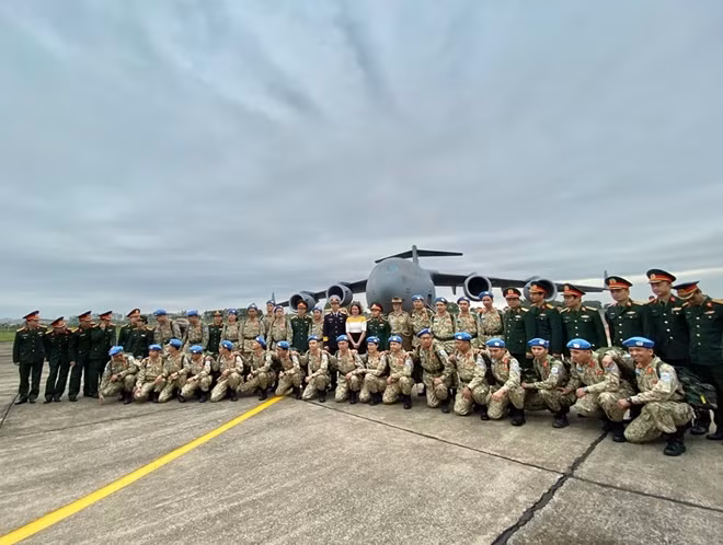 Các sĩ quan Quân đội Nhân dân Việt nam trước máy bay C-17A Globemaster trước giờ lên đường sang Nam Sudan. Ảnh: ĐSQ Australia