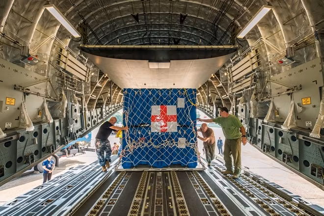 Hàng hóa được vận chuyển lên máy bay C-17. Ảnh: ĐSQ Australia