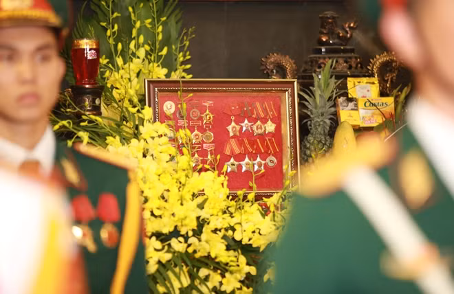 Trong suốt cuộc đời cống hiến, đồng chí Lê Thế Trung cũng đã được trao tặng Huân chương Quân công hạng Nhì; Huân chương Chiến công hạng Nhì; Huân chương Chiến thắng hạng Nhì; Huân chương Kháng chiến chống Mỹ cứu nước hạng Nhất; Huân chương Chiến sĩ vẻ vang hạng Nhất, Nhì, Ba; Huy chương Quân kỳ Quyết thắng; Huy chương Vì sự nghiệp Giáo dục – Đào tạo; Huy chương Vì sự nghiệp Khoa học công nghệ; Huy chương Vì sự nghiệp Y tế; Huy hiệu 70 năm tuổi Đảng cùng nhiều khen thưởng khác.