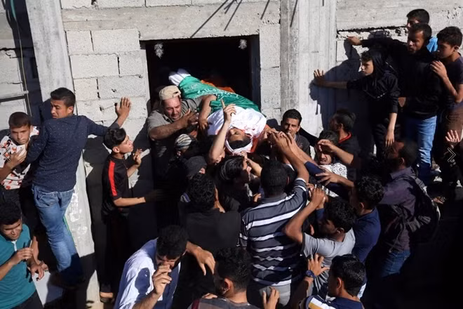 Trong số 52 người Palestine mất mạng hôm 14-5 có một thiếu niên 14 tuổi, một bác sĩ và một người đàn ông ngồi xe lăn. Quân đội Israel đã xác định ba trong số những người bị giết là chiến binh vũ trang mà họ nói đã cố gắng đặt chất nổ gần hàng rào ở Dải Gaza.