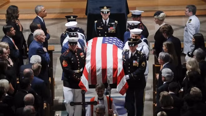 Sau lễ viếng trang nghiêm tại Washington, buổi lễ an táng cố thượng nghị sĩ đảng Cộng hòa John McCain đã diễn ra vào trưa 2-9, trong Học viện Hải quân Mỹ tại Annapolis, bang Maryland. Theo đúng nguyện vọng của ông McCain, buổi lễ diễn ra trong không gian riêng tư, không có báo chí ghi hình, chỉ có các thành viên gia đình và bạn bè, bạn cùng niên khóa 1958.