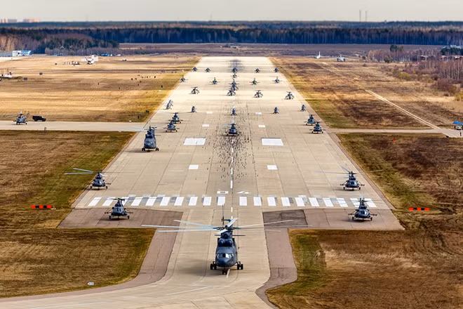 Trước khi chuyển sang sử dụng những chiếc Mi-28N từ năm 2012, phi đội Berkut sử dụng một biến thể đặc biệt của thế hệ trực thăng vũ trang Mi-24.