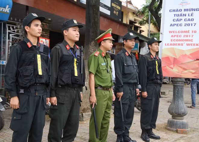Các chiến sĩ CAND ứng trực đảm bảo an toàn tuyệt đối cho phu nhân các nhà lanh đạo APEC.