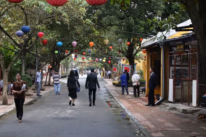 Trước đó, do báo số 12, đường phố Hội An chìm trong biển nước, song với sự nỗ lực của các lực lượng chức năng, cả thành phố Hội An đã được dọn dẹp sạch sẽ đúng như vẻ vốn có trước khi đón đoàn đại biểu APEC tới thăm.