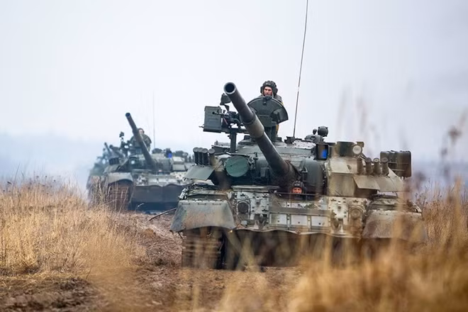 Theo một số nguồn tin, tại Zapad-2017, Nga sẽ triển khai 2 tiểu đoàn thuộc Quân đoàn xe tăng cận vệ số 1. Trong Thế chiến II, quân đoàn này từng chiến đấu với quân Phát xít Đức ở Mặt trận phía Đông, sau tiến thẳng vào Berlin để đánh tan Đức quốc xã rồi sau đó trú đóng ở Tây Đức. Hiện nay, quân đoàn tăng này được tập hợp từ nhiều đơn vị quân đội tinh nhuệ đóng tại Moscow.