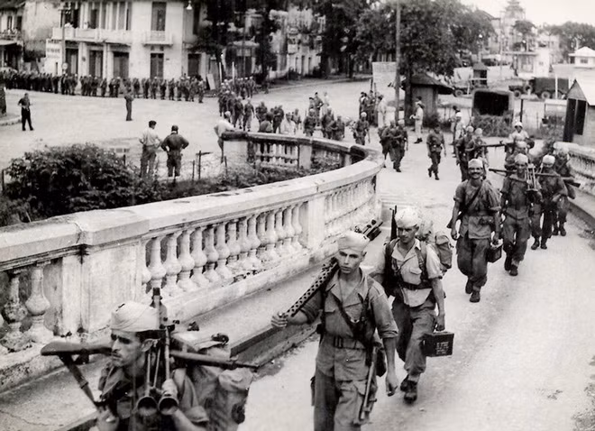 1954: Hiệp định Genève về đình chiến ở Đông Dương được ký kết ngày 20-7-1954. Theo các điều khoản Hiệp định, quân Pháp có 80 ngày để rút quân khỏi Hà Nội. Ngày 8-10, quân Pháp làm lễ hạ cờ. Ngày 9-10-1954, quân Pháp lủi thủi rút khỏi Hà Nội. Trong ảnh là những binh sĩ Pháp đầu tiên lên cầu Long Biên rời Hà Nội.