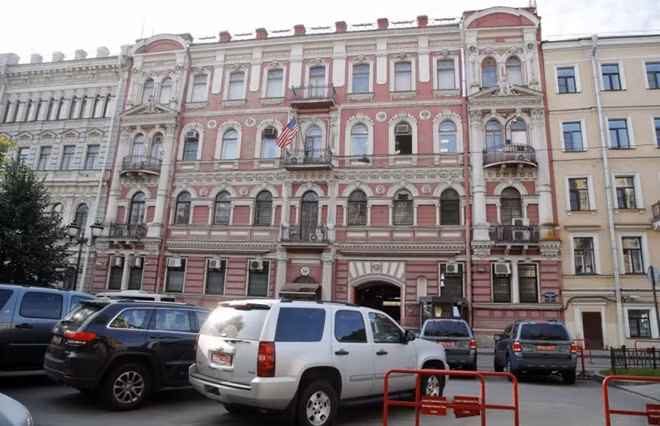 Vị trí vốn là nơi đỗ xe của nhân viên ngoại giao Mỹ tại lãnh sự quán ở St. Petersburg đã trở thành chỗ cho người đi bộ. Ảnh: Getty Image