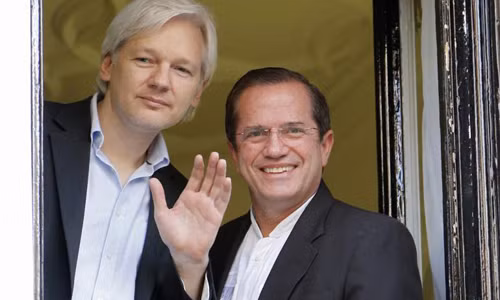 Julian Assange cùng Ngoại trưởng Ecuador Ricardo Patino tại sứ quán nước này ở London. Ảnh: Reuters