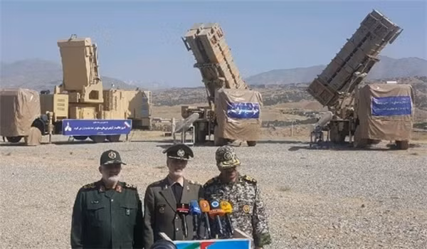Quan chức quốc phòng Iran đứng trước các thế hệ tên lửa vừa ra mắt. Ảnh: Fars