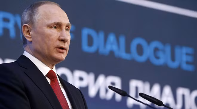 Tổng thống Putin tại diễn đàn quốc tế về Bắc Cực. Ảnh: RT