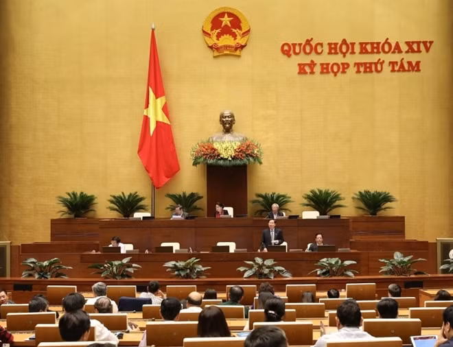 Các đại biểu dự phiên làm việc của kỳ họp thứ 8 Quốc hội khoá XIV.