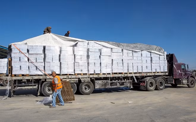 Một xe tải chứa hàng ở cửa khẩu Kerem Shalom. Ảnh: ITN