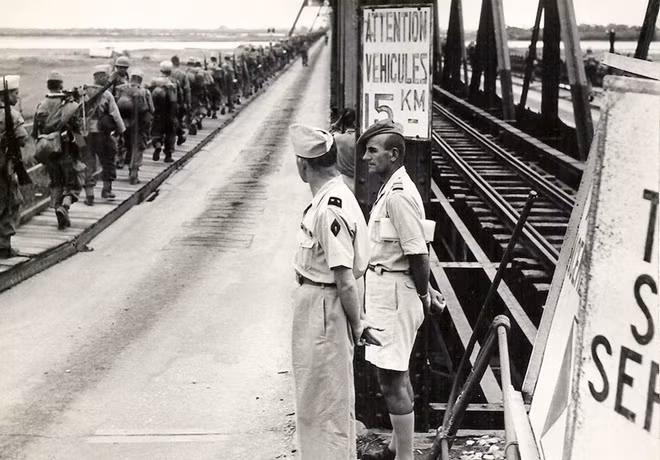 1954: Chỉ trong vòng hơn 1 ngày, quân Pháp đã buộc phải rút khỏi Hà Nội. Cứ binh sĩ Pháp rút đến đâu, bộ đội ta tiến vào tiếp quản tới đó. 16h30 ngày 9-10-1954, quân Pháp rút hết qua cầu Long Biên, quân ta hoàn toàn kiểm soát thành phố. Cầu Long Biên trở thành nơi ghi dấu chân những người Pháp cuối cùng rời Hà Nội.