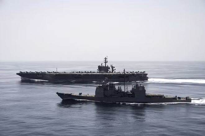 Tàu chiến Mỹ được nhìn thấy di chuyển qua vùng biển do Iran kiểm soát. Ảnh: Reuters