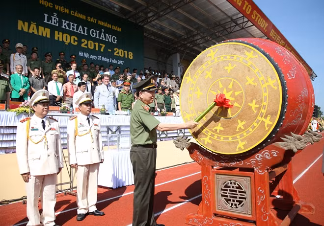 Bộ trưởng Tô Lâm đánh trống khai giảng năm học mới. Đồng tình với phương hướng, nhiệm vụ mới của nhà trường trong năm học 2017-2018, Bộ trưởng Tô Lâm yêu cầu Học viện CSND tiếp tục đổi mới mạnh mẽ, sâu sắc hơn nữa để có thể phát huy tối đa vị thế của một trong những trung tâm đào tạo và nghiên cứu hàng đầu của lực lượng CAND nói riêng, cả nước nói chung.
