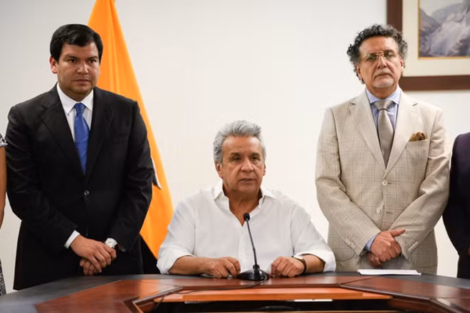 Tổng thống Ecuador Lenin Moreno (giữa) tại một cuộc họp báo ở Guayaquil hôm 8-10. Ảnh: Reuters