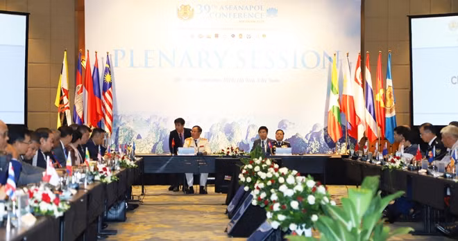 Các đại biểu dự phiên họp toàn thể đầu tiên của Hội nghị ASEANAPOL 39 ngày 18-9.