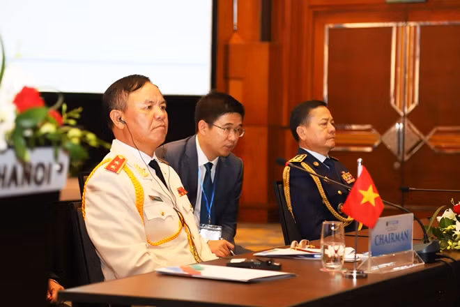 Trung tướng Trần Văn Vệ, Chủ tịch phiên họp và ngài Neth Savoeun - Tổng Cục trưởng Tổng cục Cảnh sát quốc gia Campuchia, Phó Chủ tịch phiên họp.