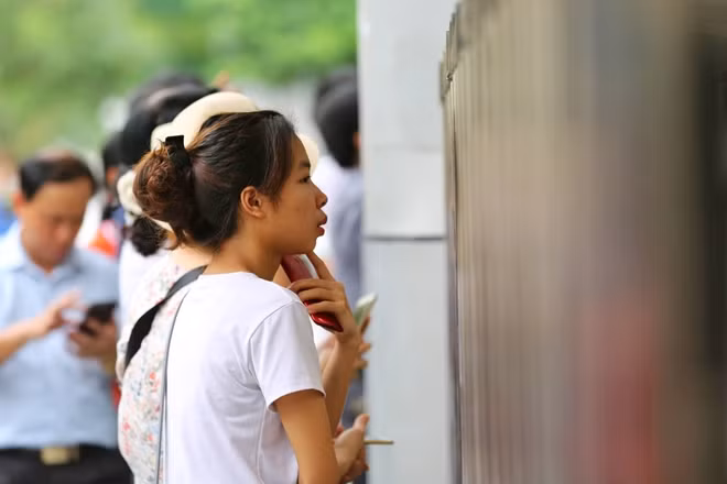 Cũng giống như cô Nga, chị Đào Anh Thơ (29 tuổi, ở Thường Tín, Hà Nội) đưa cô em gái đi thi tại điểm trường THPT Trần Hưng Đạo chia sẻ việc thi cử do em mình tự chọn. "Bố mẹ và tôi đều muốn em tự lựa chọn trường theo đúng nguyện vọng và khả năng", chị Thơ nói.