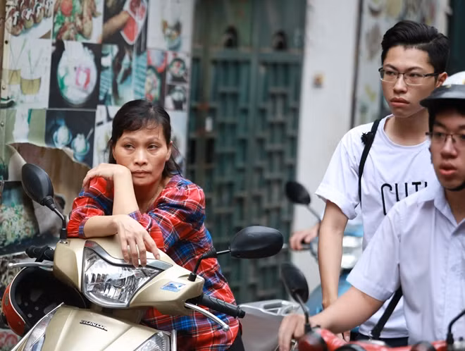 Đúng 7h30, các thí sinh bắt đầu làm bài thi môn Ngữ văn. Nhiều phụ huynh ngồi chờ bên ngoài khu vực cổng trường không khỏi lo lắng, hồi hộp.