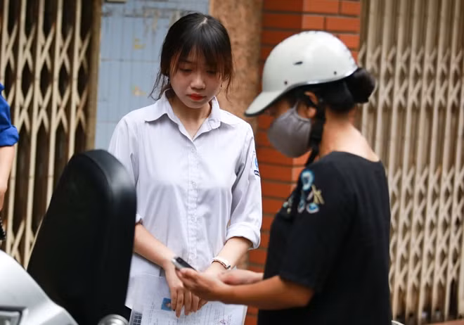Sáng nay, các thí sinh sẽ bước vào môn thi đầu tiên là môn Ngữ văn với thời gian làm bài 120 phút. Các môn thi tiếp theo là Toán, bài thi Khoa học tự nhiên, Ngoại ngữ, bài thi Khoa học xã hội.