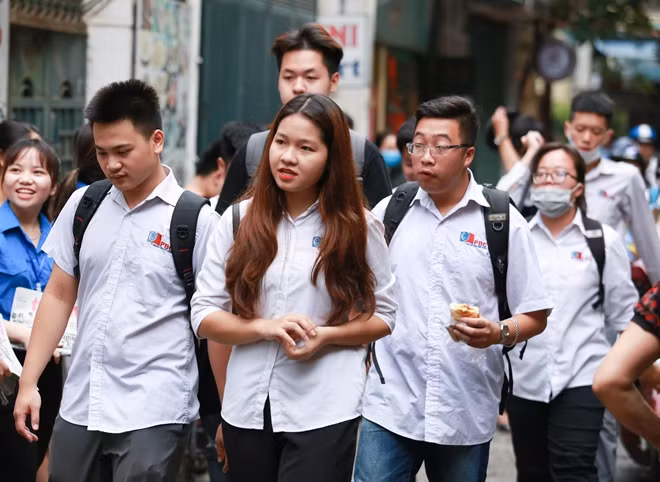 Kỳ thi THPT Quốc gia 2018 chính thức bắt đầu từ hôm nay (25-6) và kéo dài đến ngày 27-6. Cả nước có hơn 925.000 thí sinh tham gia dự thi, lần lượt các môn Ngữ văn, Toán, Khoa học tự nhiên, Ngoại ngữ, Khoa học xã hội.