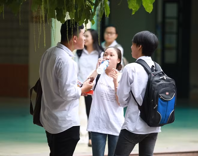 Tại các điểm thi, nhiều thí sinh tỏ ra lo lắng và vẫn tiếp tục ôn bài dù chỉ còn ít phút là đến giờ thi. Có thí sinh lại tranh thủ thời gian trao đổi thêm với bạn bè và ăn sáng để đủ năng lượng cho môn thi đầu tiên kéo dài 120 phút.
