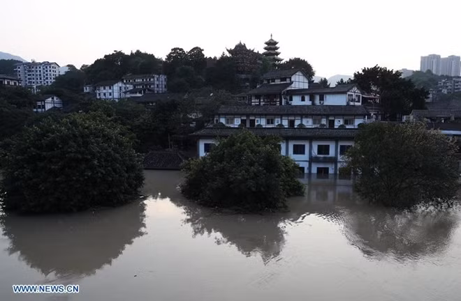 Theo cơ quan khí tượng Trung Quốc, mưa lớn có thể sẽ tiếp tục diễn ra vài ngày nữa. Chính quyền các địa phương bị ảnh hưởng đã kêu gọi người dân ngừng các hoạt động ngoài trời và đề phòng sập đổ các cơ sở hạ tầng.