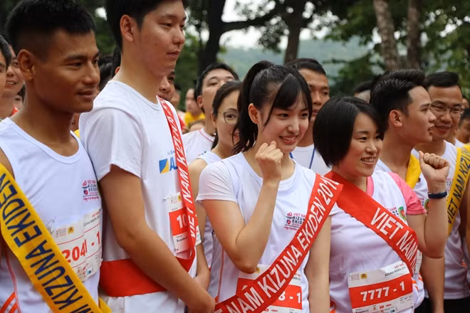Thành viên nhóm nhạc AKB48 nổi tiếng của Nhật Bản tham gia giải chạy.