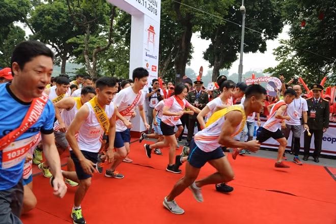 Các vận động viên đầu tiên rời vạch xuất phát.