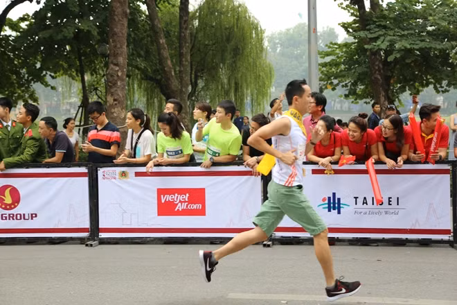 Một trong những vận động viên đầu tiên hoàn thành vòng chạy thứ nhất.